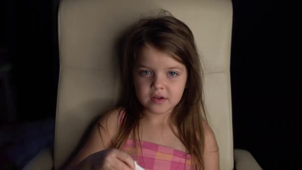 カメラとロリポップを食べて見ている笑顔の女の子 — ストック動画