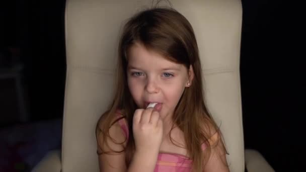 Menina Sorridente Olha Para Câmera Comendo Pirulito — Vídeo de Stock