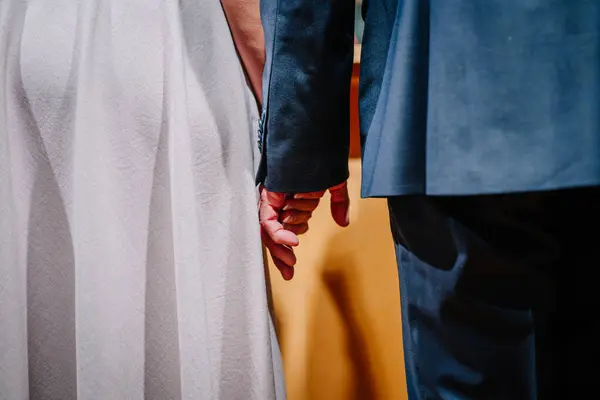 Bruden Brudgommen Holder Hinanden Hånden - Stock-foto
