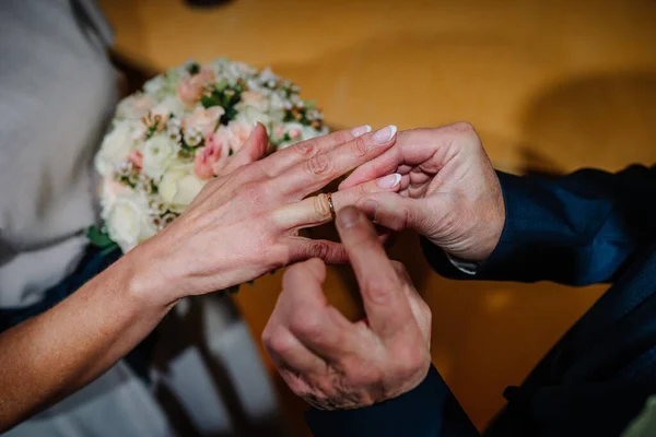 Γαμπρός Τραβάει Δαχτυλίδι Στο Χέρι Της Νύφης Κοντινό Πλάνο Στο — Φωτογραφία Αρχείου