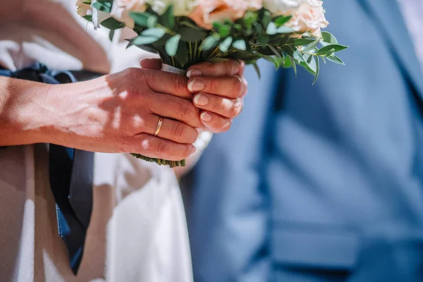 Νύφη Κρατώντας Μπουκέτο Γκρο Πλαν Επικεντρωθεί Στην Δαχτυλίδι — Φωτογραφία Αρχείου