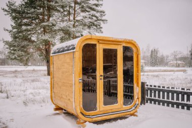 Karlı bir arazide ahşap sauna