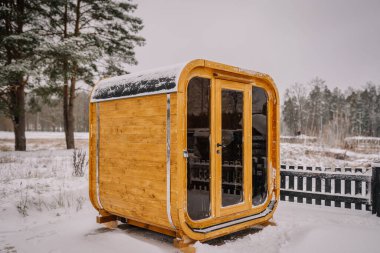 Karlı bir arazide ahşap sauna
