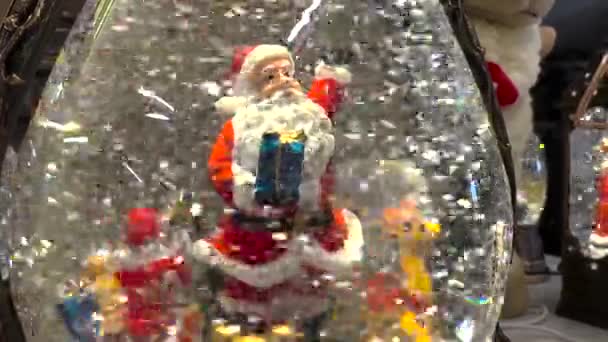 サンタスノーマン雪片とクリスマス新年のガラス雪の地球 — ストック動画