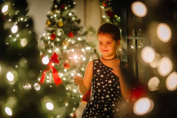 Egy Kislány Fekete Ruhában Csillagokkal Karácsonyi Hangulatban Lány Boldog Karácsonykor — Stock Fotó