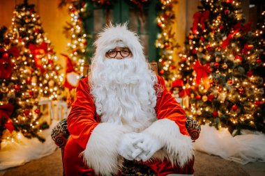 Noel Baba 'nın portresi Noel Baba suretindeki bir adamın portresi Noel süslemeleri arka planında. Kurgusal karakter kavramı, tatil, yeni yıl, Noel.