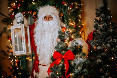 Noel Baba gece evin etrafında fenerle dolaşır.