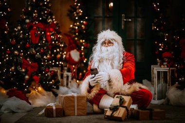 Elinde cep telefonu olan Noel Baba. Noel.