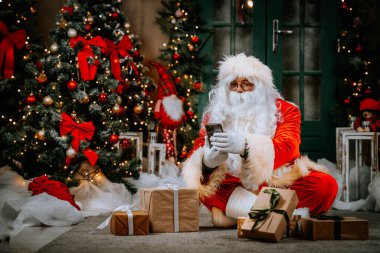 Elinde cep telefonu olan Noel Baba. Noel.