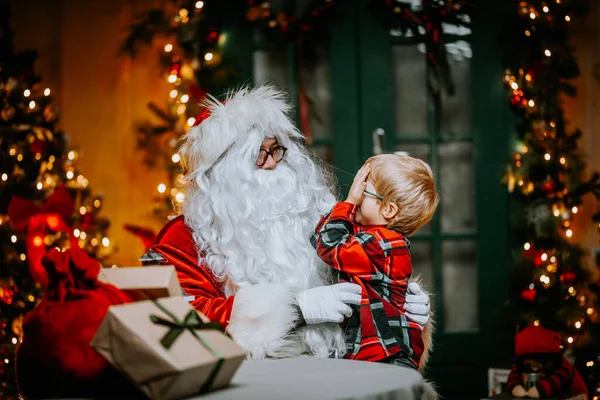 Weihnachtsmann Mit Süßem Kind Auf Dem Schoß Hört Weihnachtswünschen Stuhl — Stockfoto