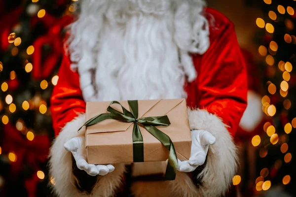 Noel Baba 'nın elinde bir hediye var. Noel Baba 'nın eli bir hediye tutuyor..