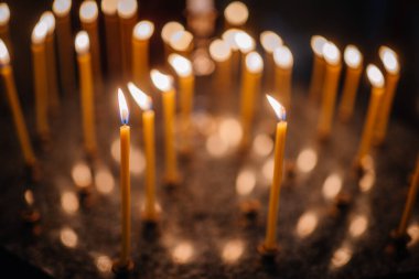 Kilise ayini sırasında bir sürü uzun yanan mum.