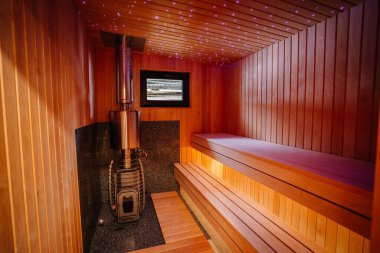 Sauna tasarımı. Sauna sobası ve kurşun ışıkları var..