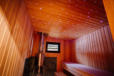 Sauna tasarımı. Sauna sobası ve kurşun ışıkları var..
