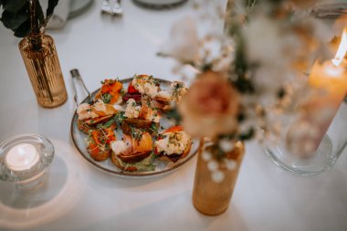 Yakın plan: kanepeler. Kanepeler peperoni, peynir, mozarella, üzüm, zeytin içerir. Resepsiyon, parti. Şişler aperatif..