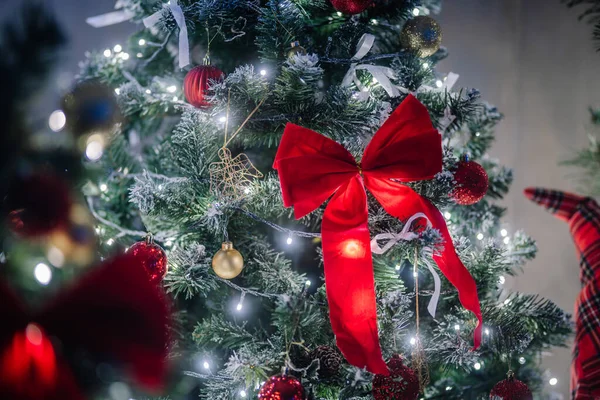 Noel çelengi kırmızı topları ve yaylı köknar dallarından yapılmıştır..