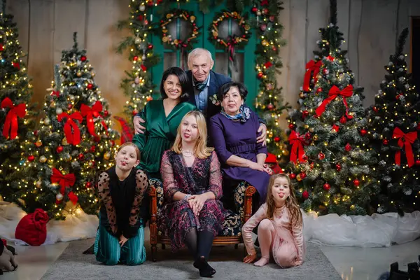 Noel 'de üç neslin aile fotoğrafı.