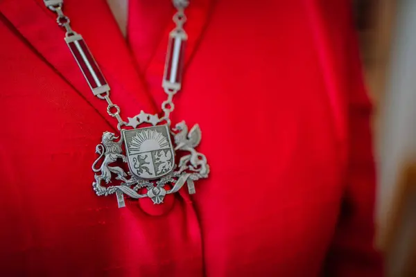 Ожерелье Красном Фоне Женщин Латвийская Республика — стоковое фото