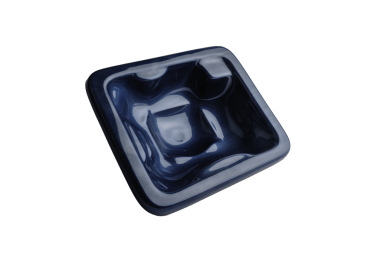 Beyaz arkaplanda izole edilmiş seramik küvet