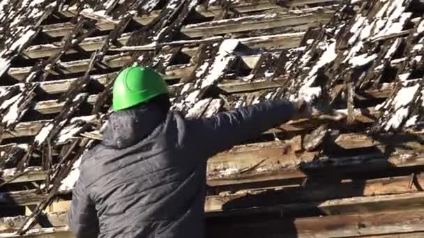 Cesis Łotwa Listopada 2023 Ujęcie Mężczyzn Pracujących Starym Dachu Usuwanie — Wideo stockowe