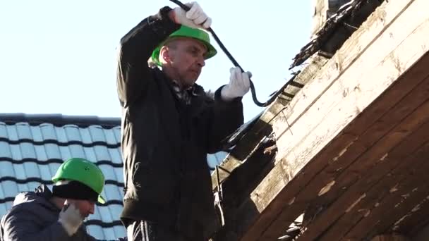 Cesis Latvia November 2023 Shot Men Working Old Roof Removing — Stock Video