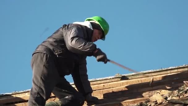 Cesis Lotyšsko Listopadu 2023 Záběr Mužů Pracujících Staré Střeše Odstranění — Stock video