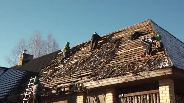 Cesis Latvia November 2023 Shot Men Working Old Roof Removing — Stock Video