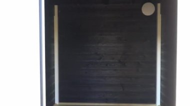Sonbahar mevsiminde kırsalda küçük ahşap bir ev.
