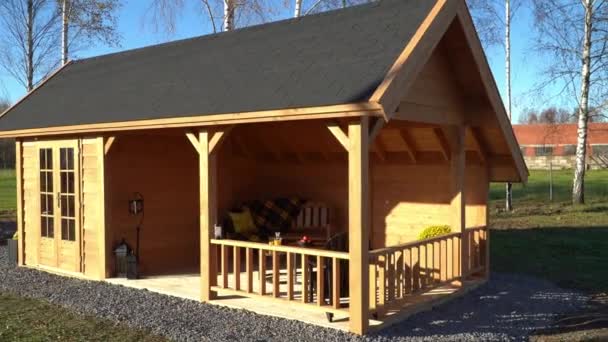 Mały Drewniany Dom Wsi Sezonie Jesiennym — Wideo stockowe