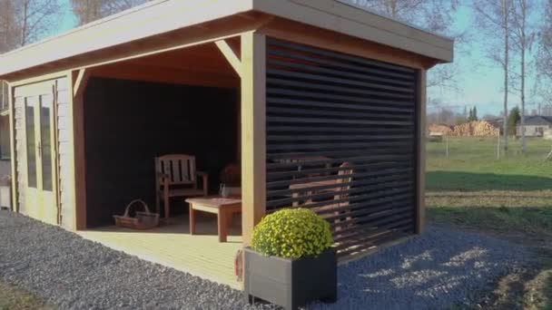 Mały Drewniany Dom Wsi Sezonie Jesiennym — Wideo stockowe