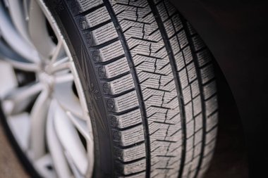 Valmiera, Letonya - 20 Temmuz 2023 - siyah Audi A8 190HP 2006, premium sınıf. Lastikler kapanıyor