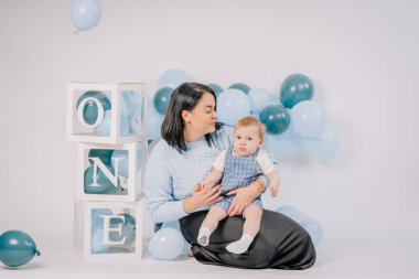 Anne oğluyla birlikte stüdyonun birinci yıldönümünde.