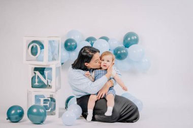 Anne oğluyla birlikte stüdyonun birinci yıldönümünde.