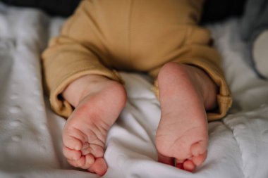 tapılası yeni doğmuş erkek bebek ayakları