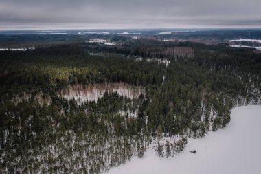 Donmuş nehir ve barajın havadan görünümü. Kış manzarası. Panorama.