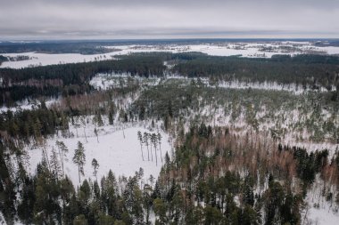 Donmuş nehir ve barajın havadan görünümü. Kış manzarası. Panorama.