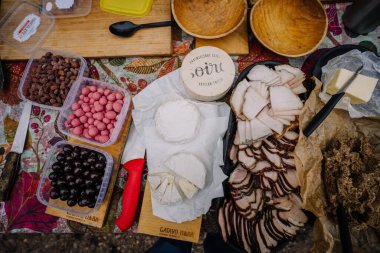 Meyveli, etli, fındıklı ve peynirli dilimlenmiş peynirlerin çeşitliliği çerçevede yavaşça döner. Projeleriniz için harika bir peynir arka planı..