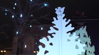 Valmiera, Riga - 3 Aralık 2023 - Noel ağacı ışıklandırması. Çocuklar, gösteriler, Noel ağacı. Kışın şehir merkezinde karanlıkta bir sürü mutlu insan var.