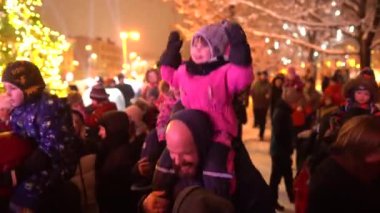 Valmiera, Riga - 3 Aralık 2023 - Noel ağacı ışıklandırması. Çocuklar, gösteriler, Noel ağacı. Kışın şehir merkezinde karanlıkta bir sürü mutlu insan var.