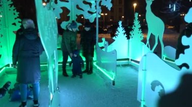 Valmiera, Riga - 3 Aralık 2023 - Noel ağacı ışıklandırması. Çocuklar, gösteriler, Noel ağacı. Kışın şehir merkezinde karanlıkta bir sürü mutlu insan var.