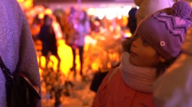 Valmiera, Riga - 3 Aralık 2023 - Noel ağacı ışıklandırması. Çocuklar, gösteriler, Noel ağacı. Kışın şehir merkezinde karanlıkta bir sürü mutlu insan var.