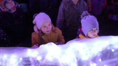 Valmiera, Riga - 3 Aralık 2023 - Noel ağacı ışıklandırması. Çocuklar, gösteriler, Noel ağacı. Kışın şehir merkezinde karanlıkta bir sürü mutlu insan var.