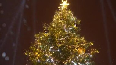 Valmiera, Riga - 3 Aralık 2023 - Noel ağacı ışıklandırması. Çocuklar, gösteriler, Noel ağacı. Kışın şehir merkezinde karanlıkta bir sürü mutlu insan var.