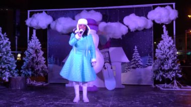 Valmiera, Riga - 3 Aralık 2023 - Noel ağacı ışıklandırması. Çocuklar, gösteriler, Noel ağacı. Kışın şehir merkezinde karanlıkta bir sürü mutlu insan var.