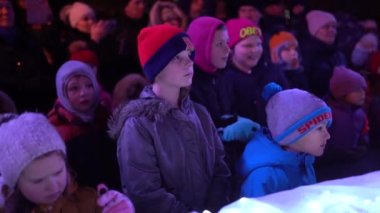 Valmiera, Riga - 3 Aralık 2023 - Noel ağacı ışıklandırması. Çocuklar, gösteriler, Noel ağacı. Kışın şehir merkezinde karanlıkta bir sürü mutlu insan var.