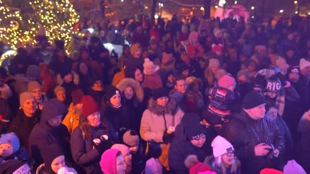 瓦尔米耶拉 2023年12月3日 圣诞树照明 孩子们 圣诞树冬天在市中心的黑暗中 许多快乐的人 — 图库视频影像