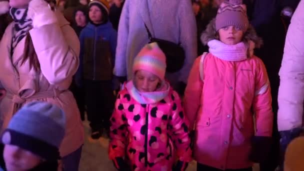 瓦尔米耶拉 2023年12月3日 圣诞树照明 孩子们 圣诞树冬天在市中心的黑暗中 许多快乐的人 — 图库视频影像