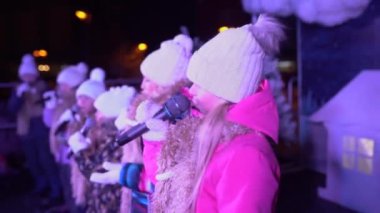 Valmiera, Riga - 3 Aralık 2023 - Noel ağacı ışıklandırması. Çocuklar, gösteriler, Noel ağacı. Kışın şehir merkezinde karanlıkta bir sürü mutlu insan var.