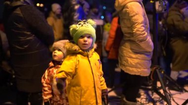 Valmiera, Riga - 3 Aralık 2023 - Noel ağacı ışıklandırması. Çocuklar, gösteriler, Noel ağacı. Kışın şehir merkezinde karanlıkta bir sürü mutlu insan var.