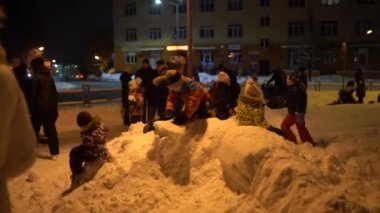 Valmiera, Riga - 3 Aralık 2023 - Noel ağacı ışıklandırması. Çocuklar, gösteriler, Noel ağacı. Kışın şehir merkezinde karanlıkta bir sürü mutlu insan var.